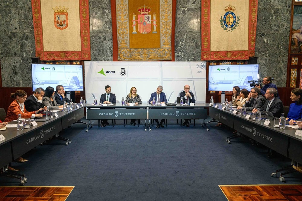 Reunión de autoridades del Cabildo de Tenerife y AENA.