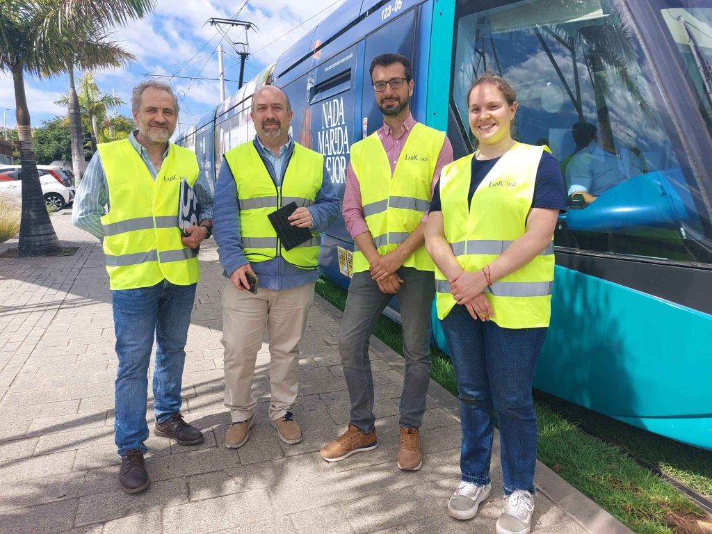 Autoridades de Metrotenerife y de la Universidad de Granada.