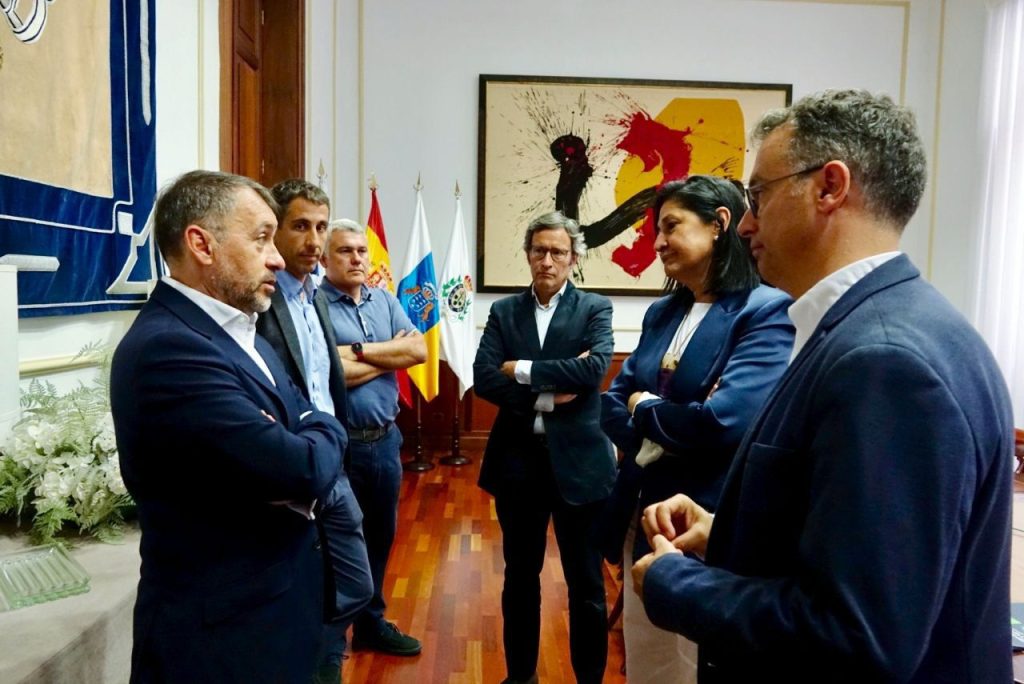 Autoridades en el Ayuntamiento de Santa Cruz.