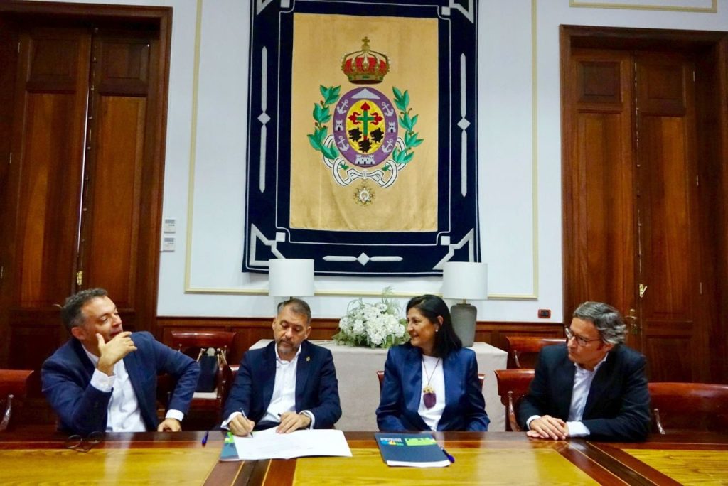 Firma del acuerdo con autoridades de Metrotenerife y del Ayuntamiento de Santa Cruz.