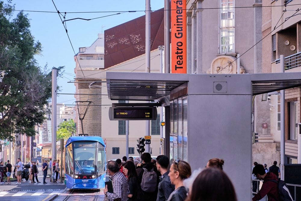 Usuarios en parada de tranvía.