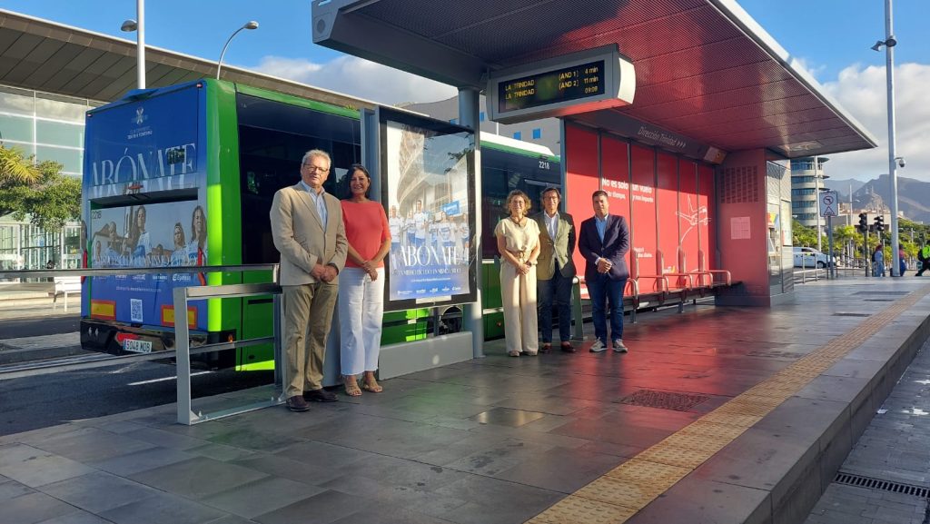 Autoridades del Metrotenerife, Titsa y del Club Deportivo Tenerife Femenino en la parada del tranvía, Intercambiador Santa Cruz.