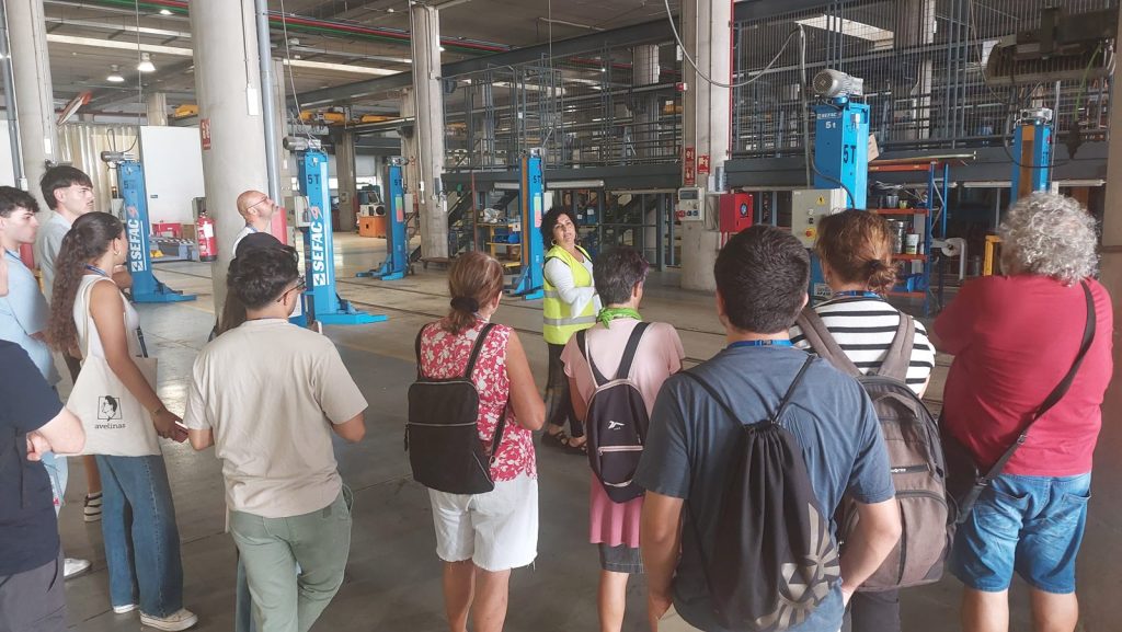 Asistentes en zona de talleres.