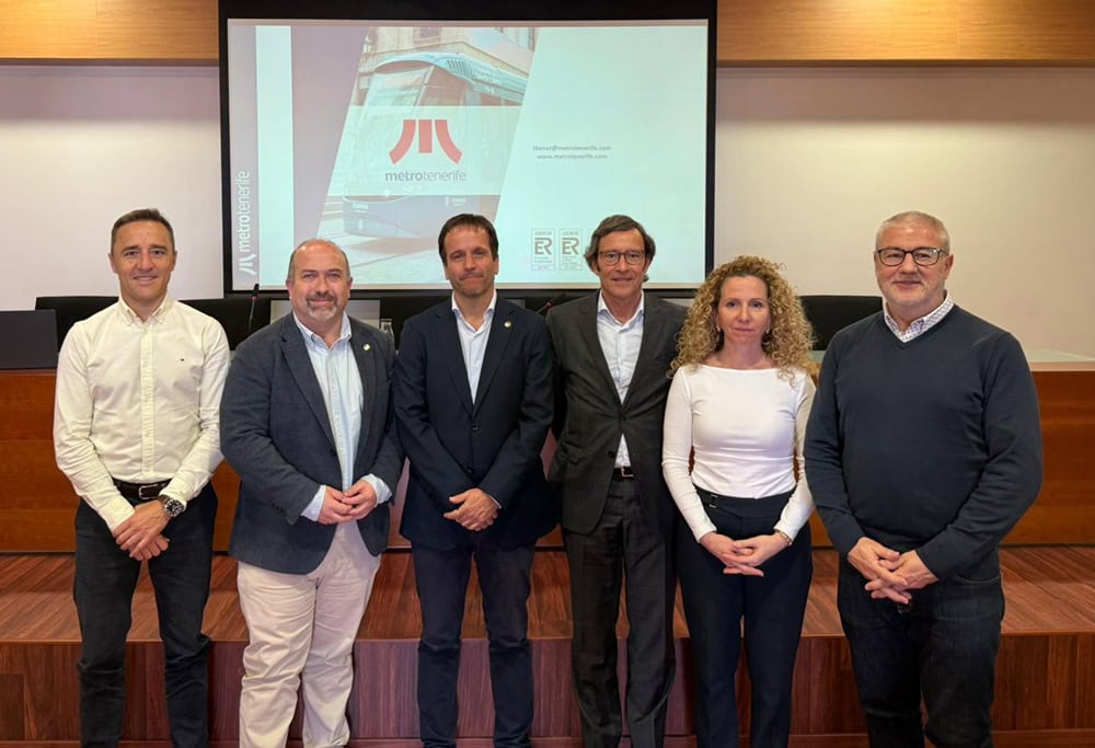 Autoridades de Metrotenerife y del Colegio de Ingenieros de Caminos, Canales y Puertos.