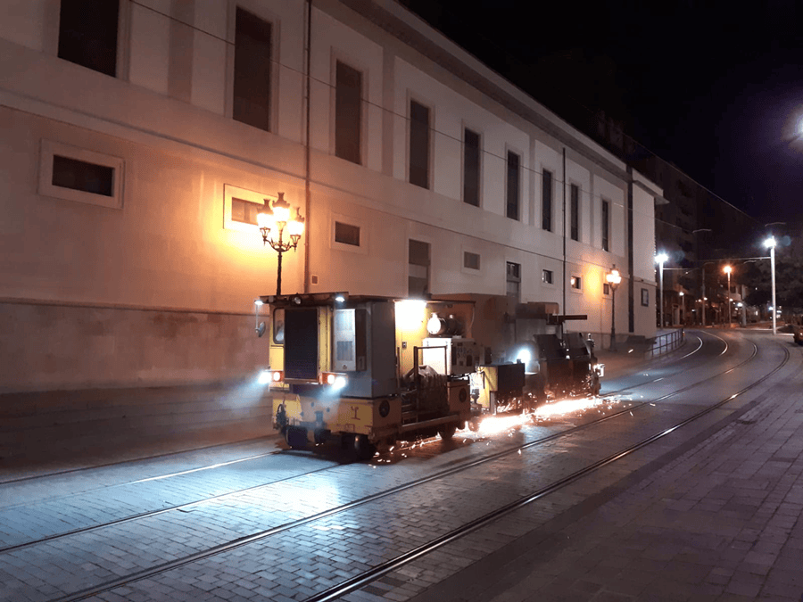 Máquina amoladora por el tramos de Teatro Guimerá.