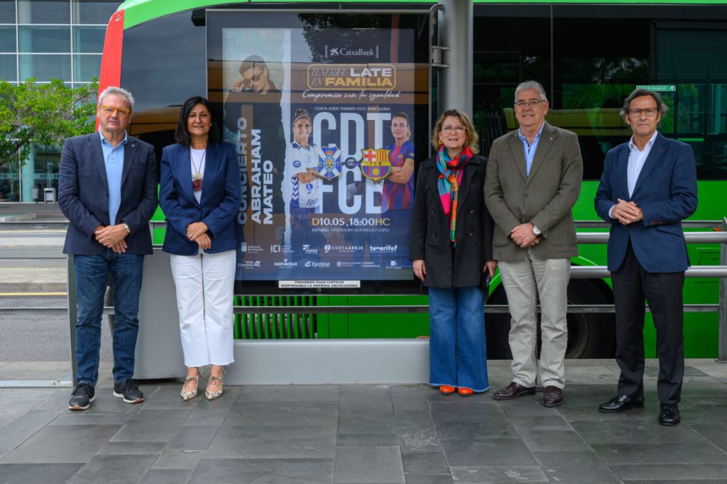Autoridades del Cabildo de Tenerife, del CD Tenerife Femenino, de Metrotenerife y de Titsa, junto a mupi de la parada del tranvía.