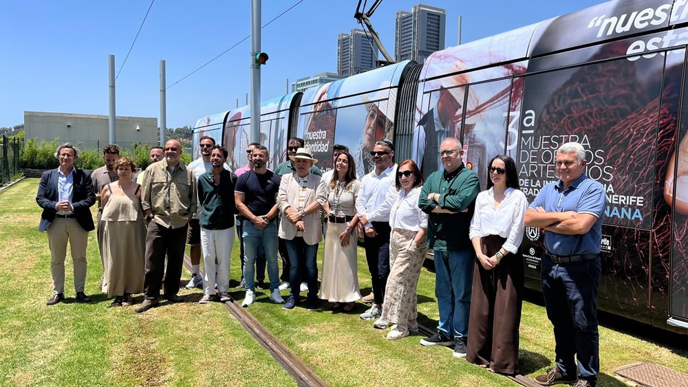 Autoridades junto al tranvía rotulado.