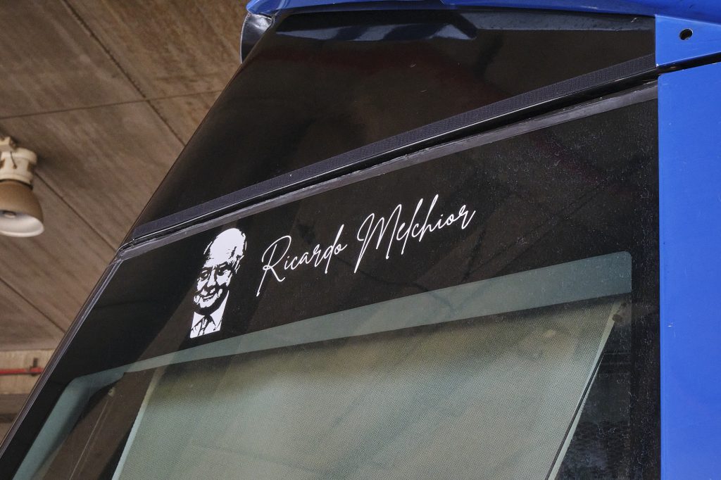 Tranvía rotulado con el nombre de Ricardo Melchior.