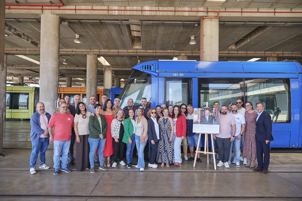 Autoridades, familiares de Ricardo Melchior y empleados de Metrotenerife.