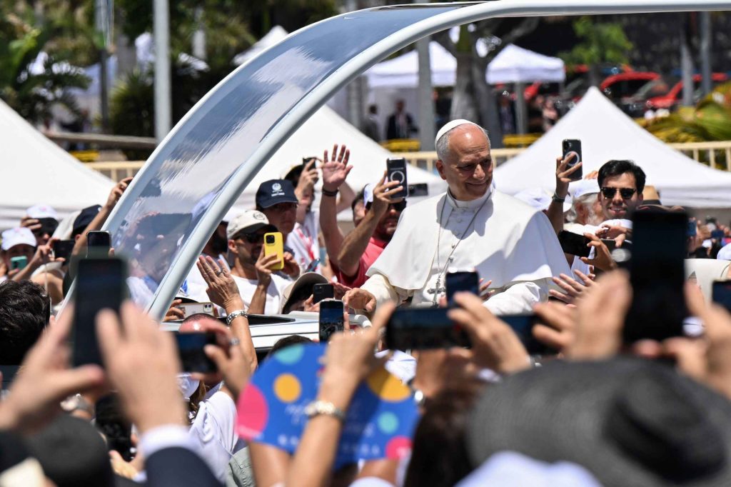 El papa en su recorrido por Santa Cruz.