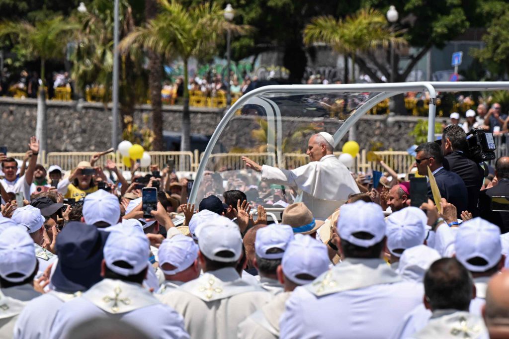 El papa saludando a la multitud.