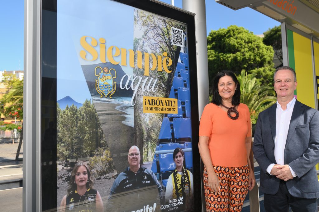 Autoridades del Cabildo y del CB Canarias en la parada Fundación.