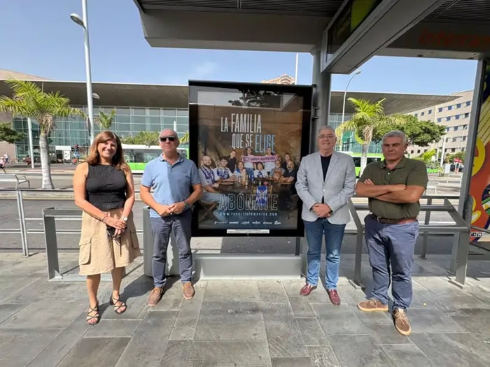 Autoridades de Metrotenerife, Titsa y del CD Tenerife Femenino junto a la imagen de la campaña en la parada del tranvía, Intercambiador.