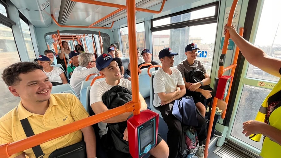 Visitantes en el interior de un tranvía.